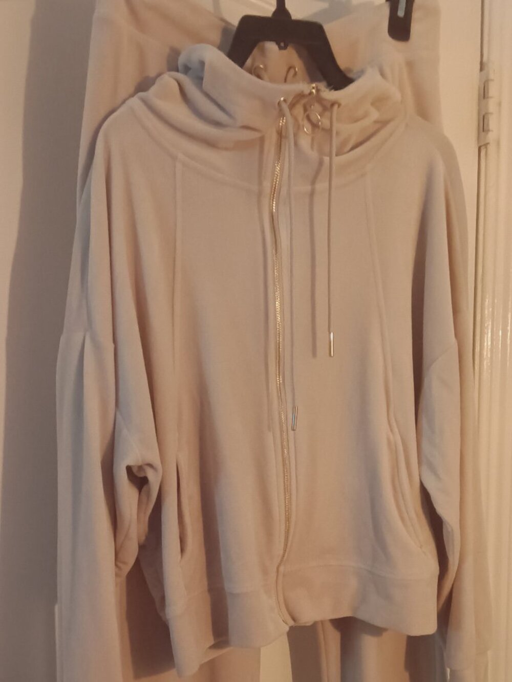 Women’s Cream Zip-Front Hoodie Sweatshirt